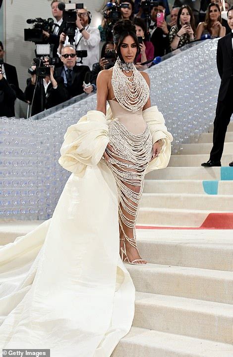 Met Gala 2023: Kim Kardashian covers her bust with pearl。